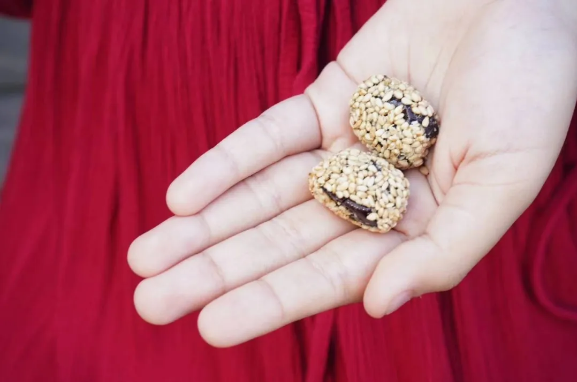 阿膠+紅棗養(yǎng)足氣血 一日吃仨?xiàng)椙啻翰伙@老 阿膠+紅棗養(yǎng)足氣血 一日吃仨?xiàng)椙啻翰伙@老