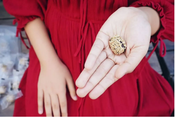 阿膠+紅棗養(yǎng)足氣血 一日吃仨?xiàng)椙啻翰伙@老 阿膠+紅棗養(yǎng)足氣血 一日吃仨?xiàng)椙啻翰伙@老